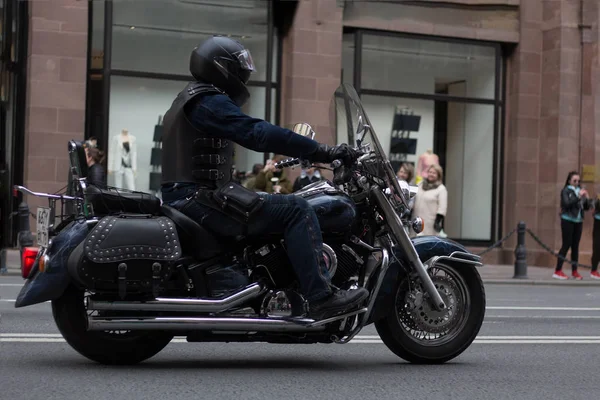 圣彼得堡， 俄罗斯 - 2019年5月4日： 摩托帕拉德。骑自行车的人骑着陡峭美丽的摩托车在圣彼得堡的主要街道上。车手参加摩托车赛季的开幕. — 图库照片