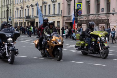 St. Petersburg, Rusya -4 Mayıs 2019: Motoparad. Bisikletçiler dik ve güzel motosikletst Petersburg ana caddeüzerinde binmek. Motosiklet sezonunun açılışında biniciler yer alıyor.