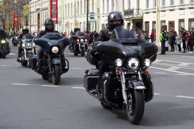 St. Petersburg, Rusya -4 Mayıs 2019: Motoparad. Bisikletçiler dik ve güzel motosikletst Petersburg ana caddeüzerinde binmek. Motosiklet sezonunun açılışında biniciler yer alıyor.