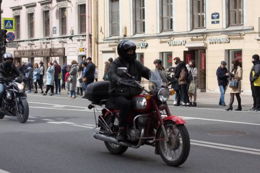 St. Petersburg, Rusya -4 Mayıs 2019: Motoparad. Bisikletçiler dik ve güzel motosikletst Petersburg ana caddeüzerinde binmek. Motosiklet sezonunun açılışında biniciler yer alıyor.