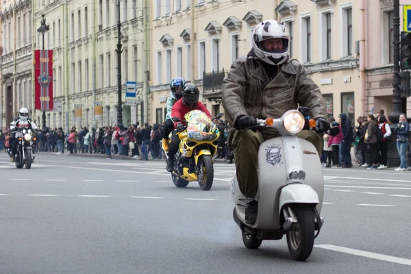 Sankt Petersburg, Rosja-4 maja, 2019: Motoparad. Rowerzy jeżdżą na głównej ulicy Sankt Petersburga na stromym i pięknym skuterze. Zawodnicy biorą udział w otwarciu sezonu motocyklowego. — Zdjęcie stockowe