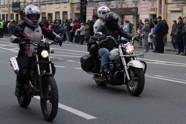São Petersburgo, RÚSSIA 4 de maio de 2019: Motoparad. Motociclistas passeio na rua principal de São Petersburgo nas motos íngremes e bonitas. Os pilotos participam na abertura da temporada de motocicletas . — Fotografia de Stock