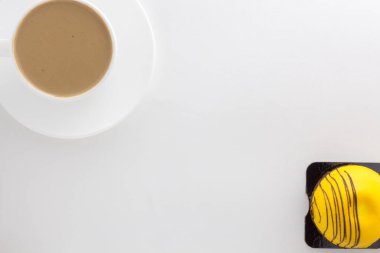 Beyaz kahve ve mango tatlısı..