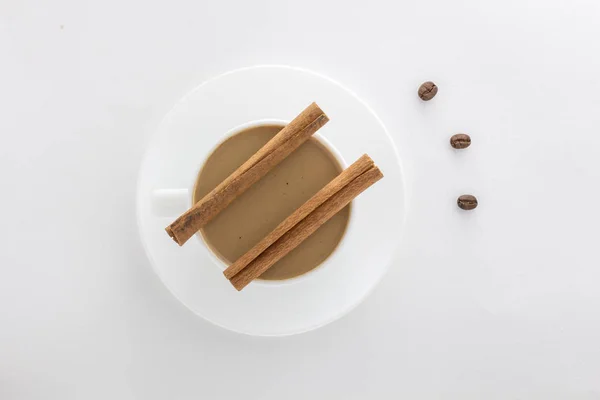Taza blanca de café caliente y palitos de canela  . —  Fotos de Stock