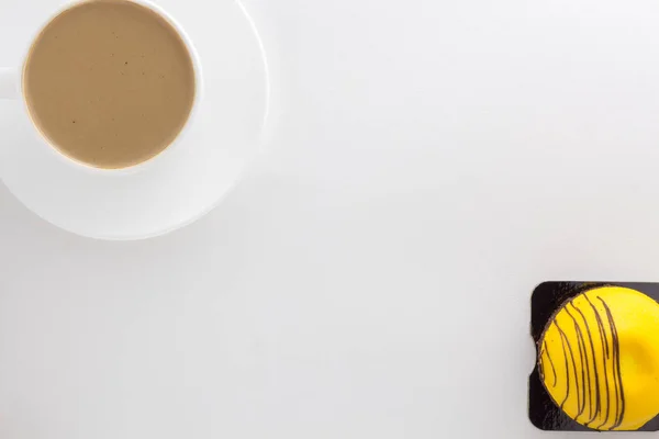 Weiße Tasse heißen Kaffee und Mango süßen Kuchen. — Stockfoto