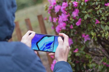 Saint Petersburg, Rusya -02 Mayıs 2019: Samsung 'un cep telefonu ekranında katladığı yeni konsept telefon.