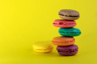 Sarı arka planda tatlı Fransız macaroons kek.