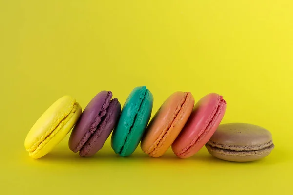 Süße französische Makronen Kuchen auf dem gelben Hintergrund. — Stockfoto