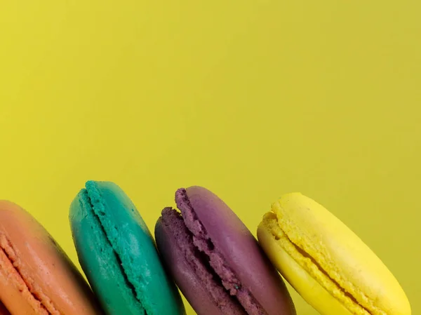 Süße französische Makronen Kuchen auf dem gelben Hintergrund. — Stockfoto