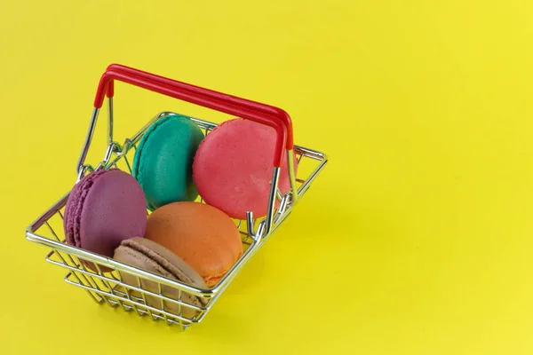 Süße französische Makronen Kuchen auf dem gelben Hintergrund. — Stockfoto