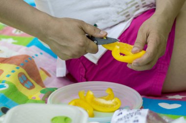 Taze, sulu, sarı Bulgar biberkadın dilimleri.