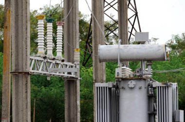 Yeşil ağaçlar arka plan üzerinde eski elektrik santrali