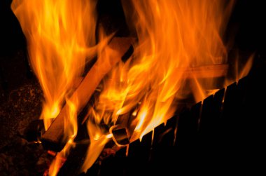 Şiş ve ızgara karanlıkta ateş alevleri