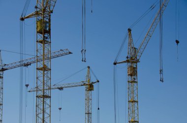 Mavi gökyüzü arka plan üzerinde İnşaat vinçleri unsurları