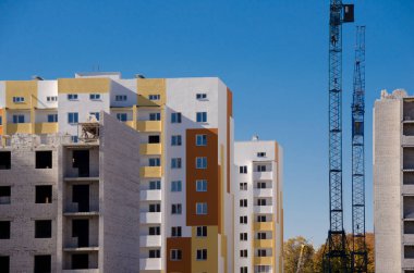 Ev bir parlak gökyüzü arka plan üzerine inşa 