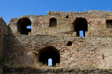 Eski kale, tuğla duvar ve mavi gökyüzü