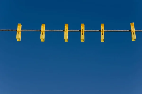 Žluté Clothespins Pozadí Modré Oblohy Stock Obrázky