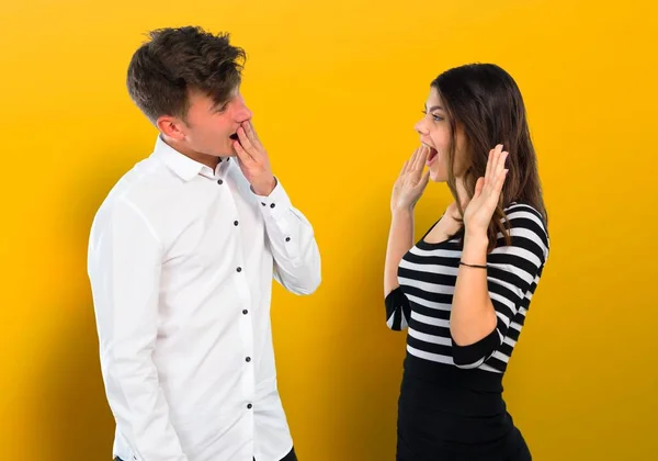 Jeune Couple Avec Surprise Expression Faciale Choquée — Photo