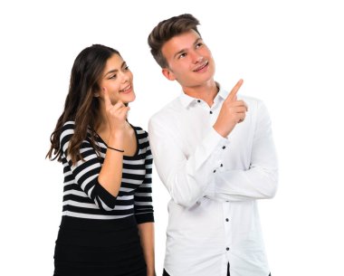 Ayakta ve izole beyaz arka plan üzerinde bir fikir düşünme genç Çift