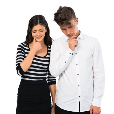 Ayakta ve izole beyaz arka plan üzerinde seyir genç Çift