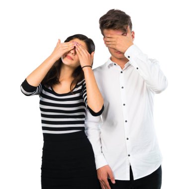 Genç çift ellerinizle izole beyaz zemin üzerine gözler kapsayan