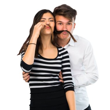 Genç çift komik ve çılgın yüz duygu izole beyaz arka plan üzerinde yapar.