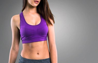 Genç kız gri arka plan üzerinde spor