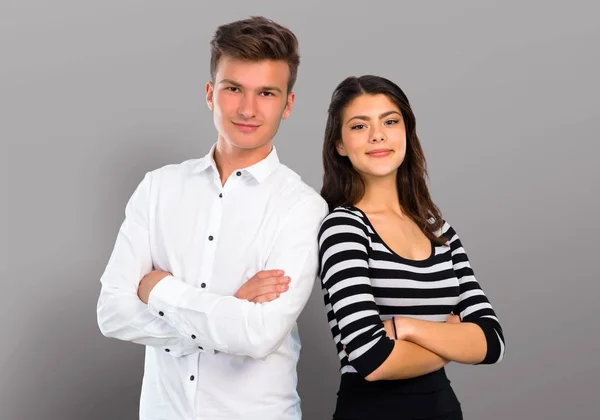 Jovem Casal Mantendo Braços Cruzados — Fotografia de Stock