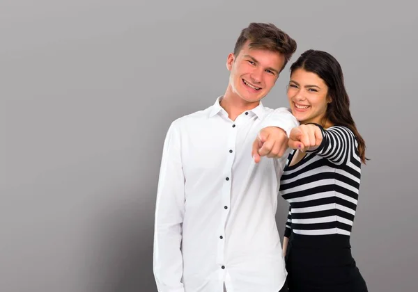 Casal Jovem Apontando Com Dedo Para Alguém Rindo Muito — Fotografia de Stock