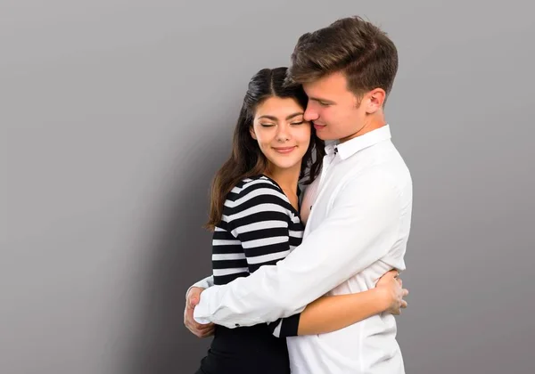 Junges Teenager Paar Umarmt — Stockfoto