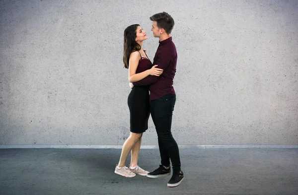 Jovem Adolescente Casal Abraçando — Fotografia de Stock