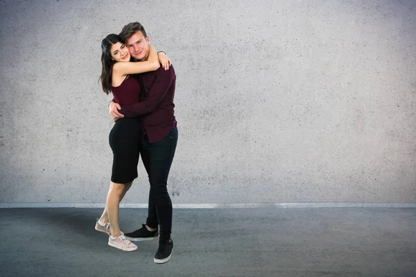 Jovem Adolescente Casal Abraçando — Fotografia de Stock