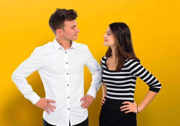 Pareja Joven Posando Con Los Brazos Cadera — Foto de Stock