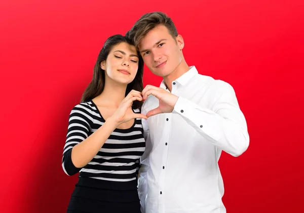 Jovem Casal Adolescente Fazendo Coração Com Mãos — Fotografia de Stock