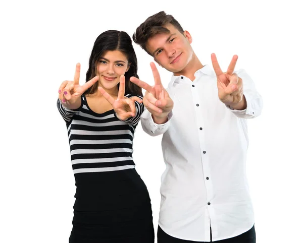 Casal Jovem Sorrindo Mostrando Sinal Vitória Fundo Branco Isolado — Fotografia de Stock