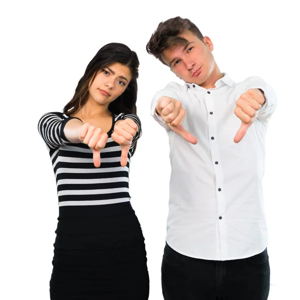 Młoda Para Wyświetlone Kciuk Dół Znak Negatywnych Wypowiedzi Białym Tle — Zdjęcie stockowe