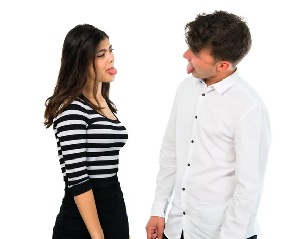 年轻夫妇显示舌头在相机有有趣的外观在孤立的白色背景 — 图库照片