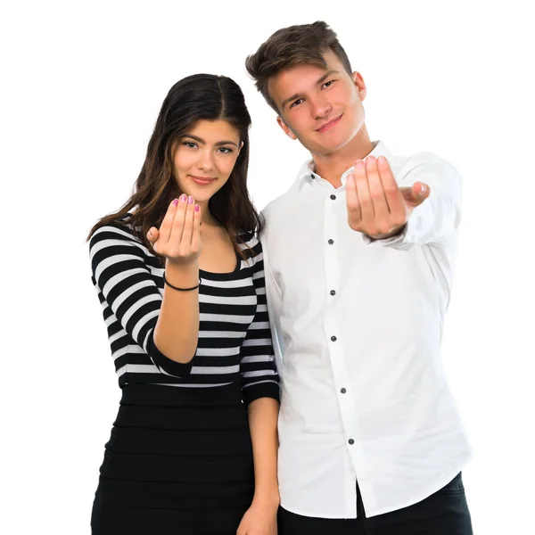 Casal Jovensapresentando Convidando Para Vir Fundo Branco Isolado — Fotografia de Stock