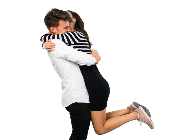 年轻的夫妇拥抱在孤立的白色背景 — 图库照片