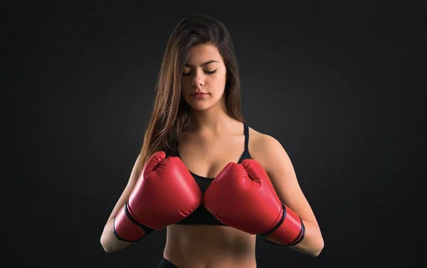 Joven Chica Deportiva Con Guantes Boxeo Sobre Fondo Negro —  Fotos de Stock