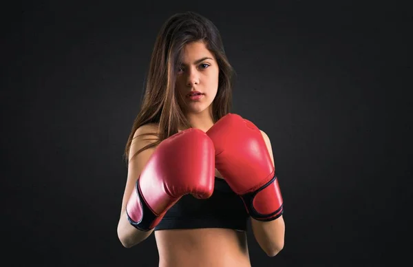 Joven Chica Deportiva Con Guantes Boxeo Sobre Fondo Negro — Foto de Stock