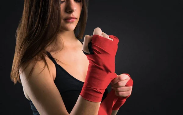 Mladý Sportovní Dívka Boxerské Bandáže Černém Pozadí — Stock fotografie