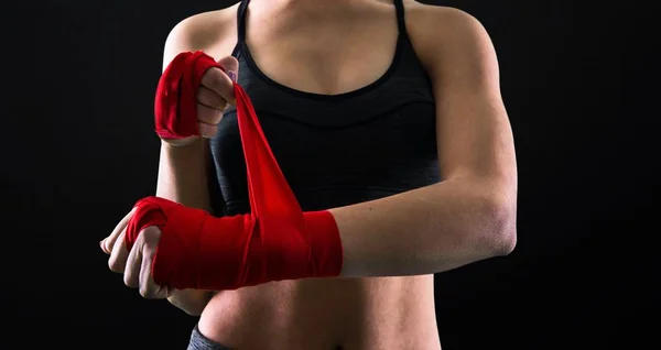 ヤング スポーツで黒い背景にボクシング包帯少女 — ストック写真