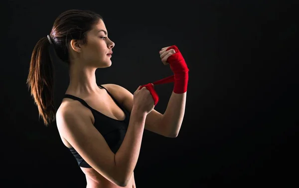 Jovem Menina Esporte Bandagens Boxe Fundo Preto — Fotografia de Stock