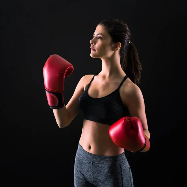 ヤング スポーツ ボクシング グローブ黒の背景を持つ少女 — ストック写真