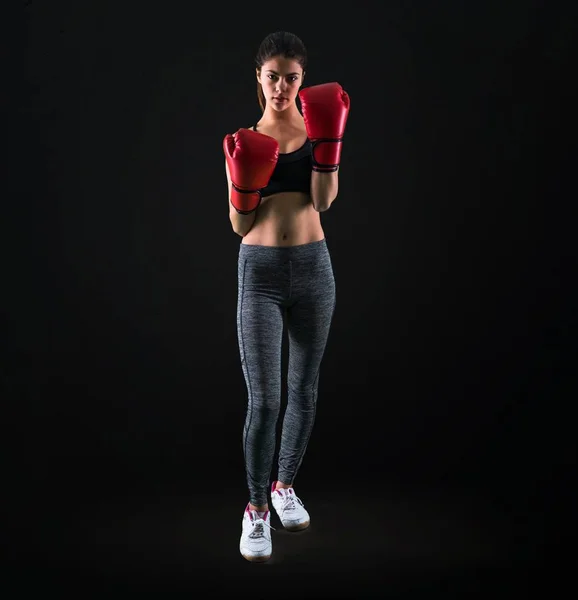 ヤング スポーツ ボクシング グローブ黒の背景を持つ少女 — ストック写真