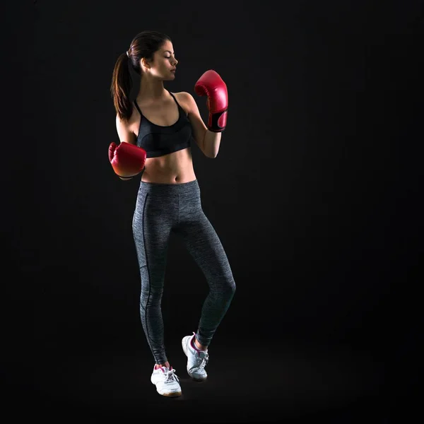 Joven Chica Deportiva Con Guantes Boxeo Sobre Fondo Negro — Foto de Stock