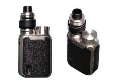 İzole beyaz arka plan üzerinde elektronik sigara kümesi