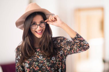 Beyaz arka plan üzerinde gözlük güzel kadın