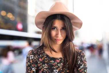 Beyaz arka plan üzerinde üzgün kadın 